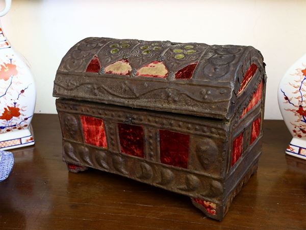 Casket covered in tolle and velvet