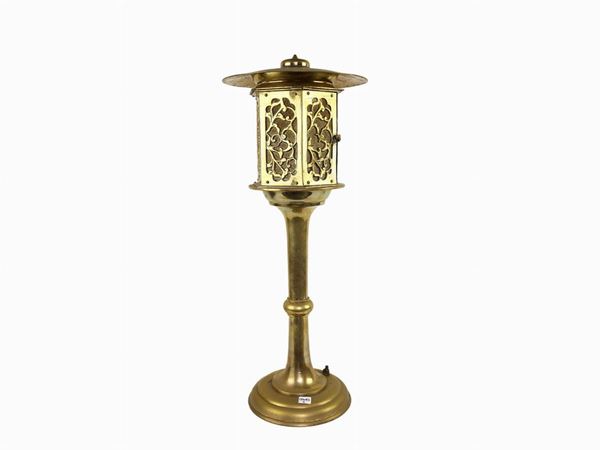 Table lamp in brass