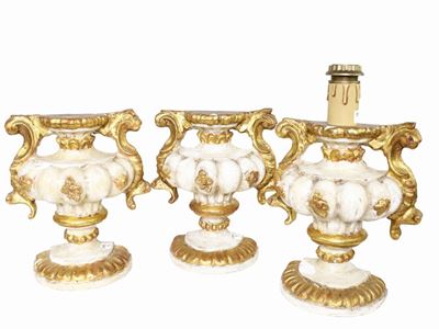 Serie di Tre Lumi da Tavolo in Legno Intagliato e Laccato Bianco