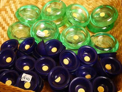 Assortimento di Curiosità in Vetro Pressato