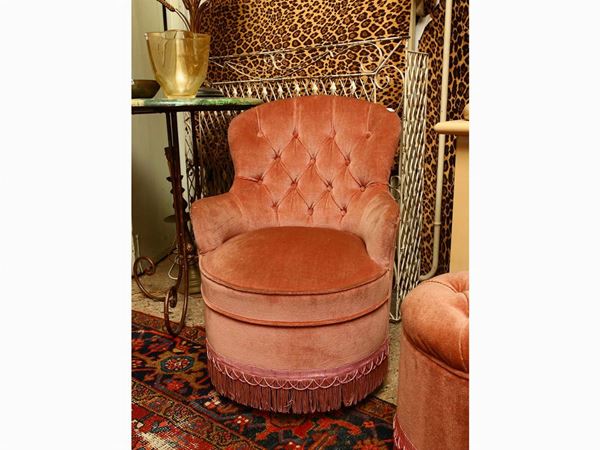Armchair upholstered and covered in pink velvet