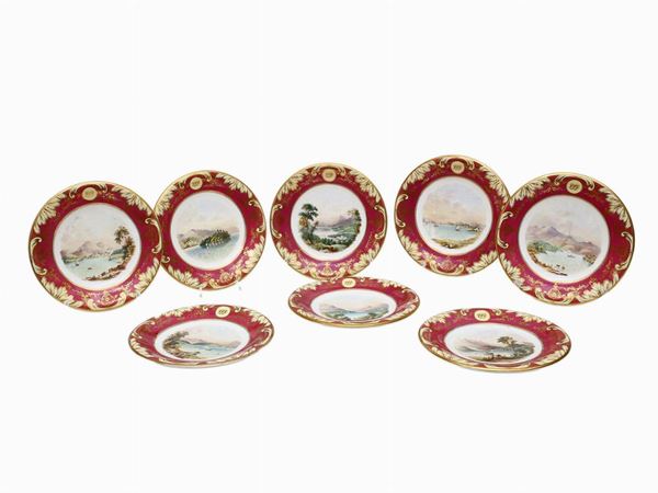 Serie di otto piatti in porcellana policroma