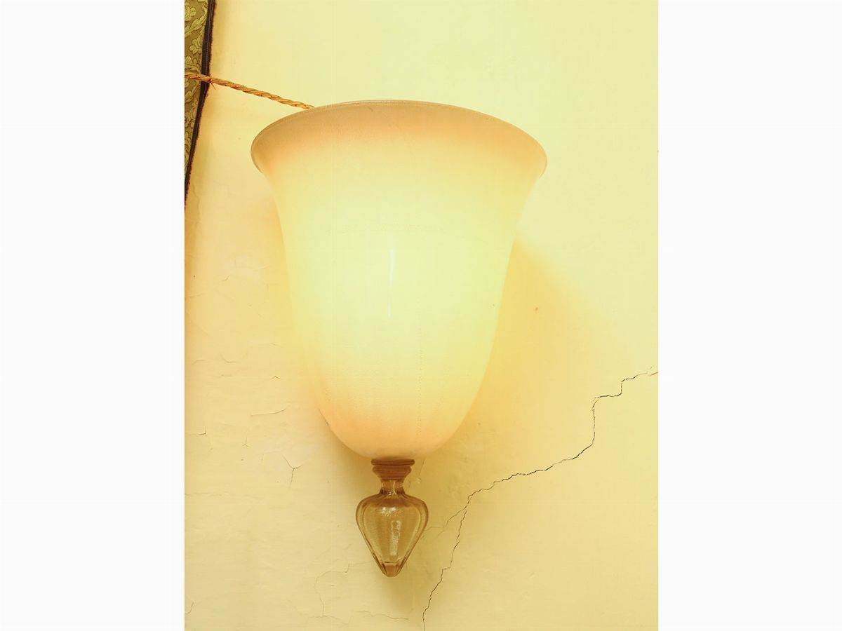 Coppia di Applique in Vetro Incamiciato Bianco con Inclusioni Dorate, Murano