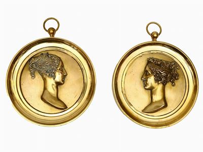 Coppia di Medaglioni in Ottone Dorato Raffiguranti Profili Femminili