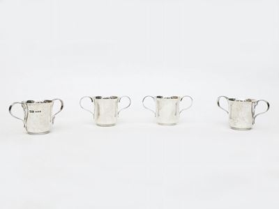 Serie di Quattro Piccoli Boccali in Argento