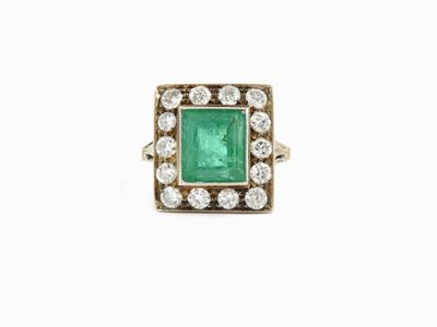 Anello in Oro Bianco con Diamanti e Smeraldo