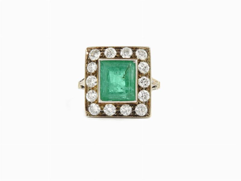 Anello in Oro Bianco con Diamanti e Smeraldo