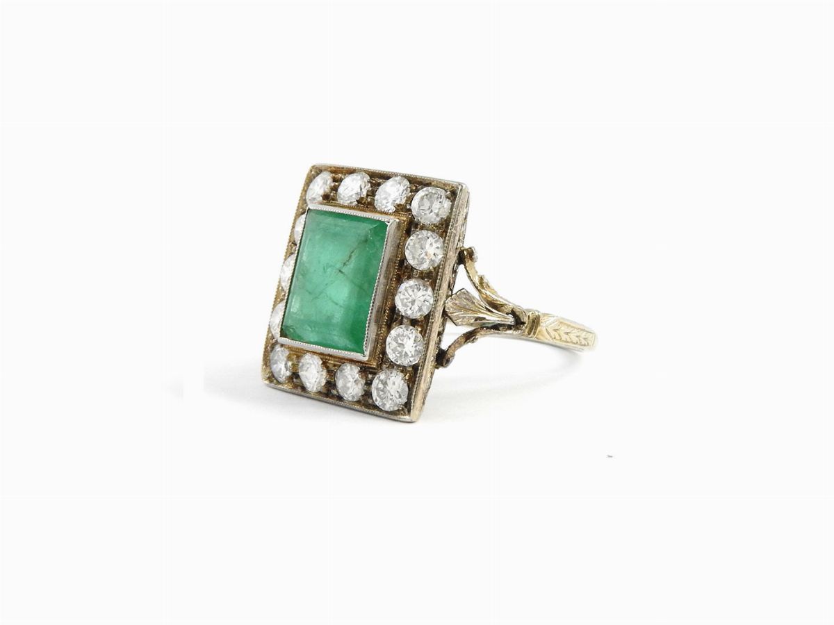 Anello in Oro Bianco con Diamanti e Smeraldo