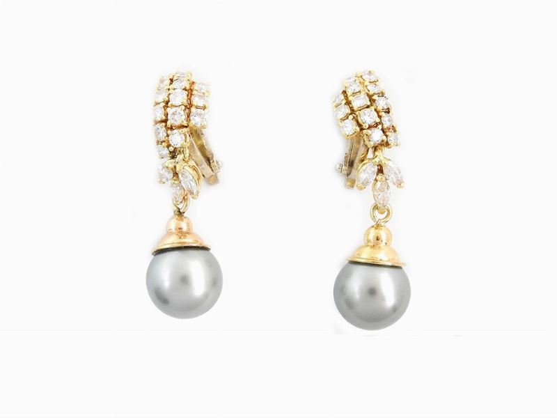 Orecchini Pendenti in Oro Giallo con Diamanti e Perle Coltivate Silver