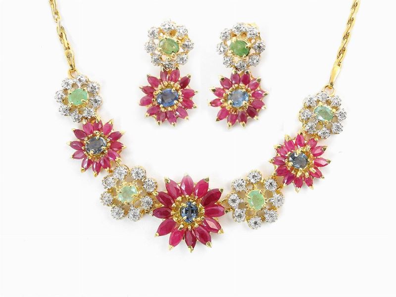 Demi Parure Collana e Orecchini in Oro Bianco e Giallo con Diamanti, Rubini, Zaffiri e Smeraldi
