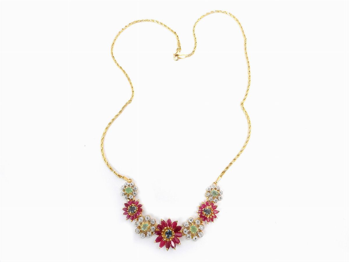 Demi Parure Collana e Orecchini in Oro Bianco e Giallo con Diamanti, Rubini, Zaffiri e Smeraldi