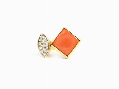Anello in Oro Giallo con Diamanti e Corallo Rosa Arancio