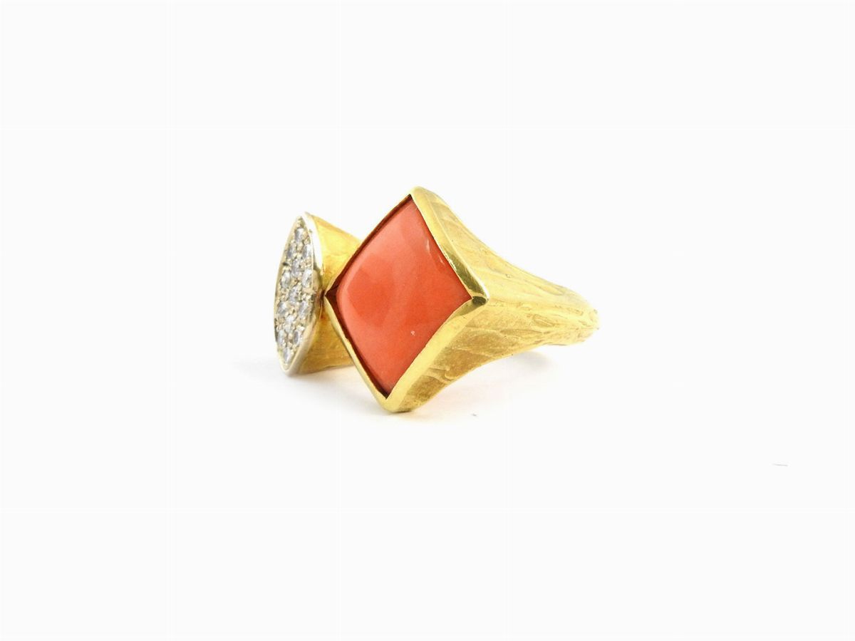 Anello in Oro Giallo con Diamanti e Corallo Rosa Arancio