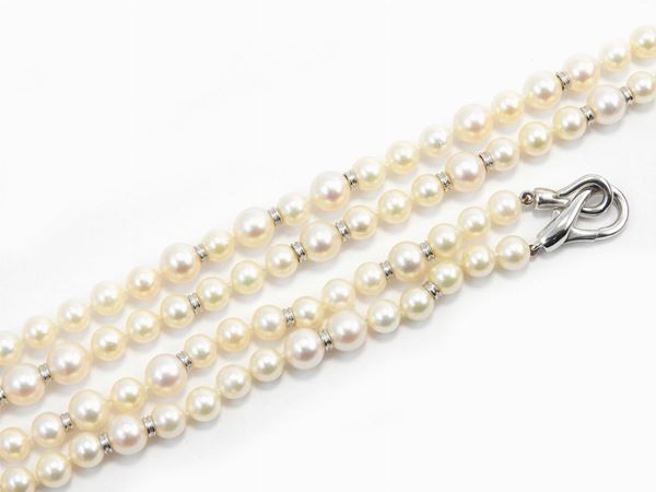 Lunga collana di perle coltivate Akoya con doppia fermezza Pomellato e inserti in oro bianco