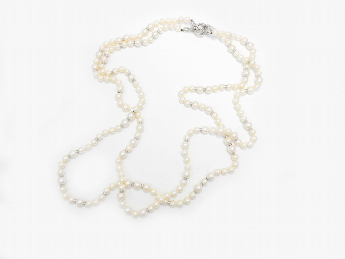 Lunga Collana di Perle Coltivate Akoya con Doppia Fermezza Pomellato e Inserti in Oro Bianco