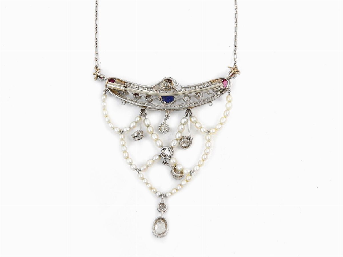 Spilla Girocollo in Platino e Oro Bianco con Diamanti, Rubini, Zaffiro e Perle