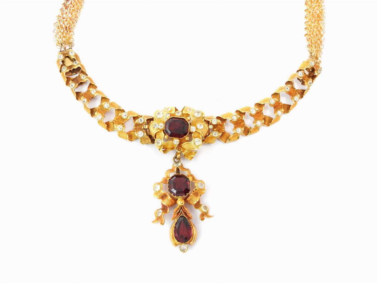 Demi Parure Collana e Orecchini Pendenti in Oro a Basso Titolo con Granati e Crisoberilli
