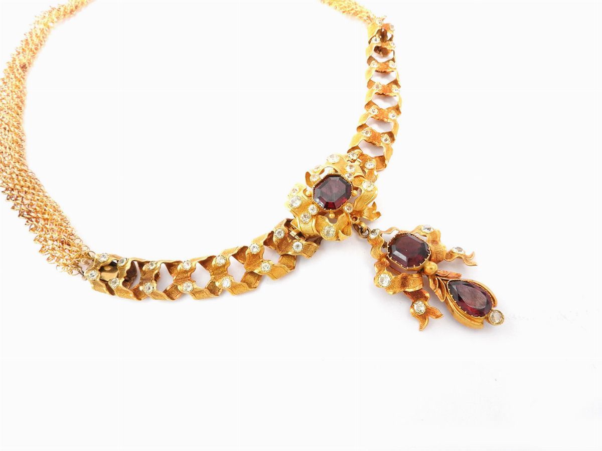 Demi Parure Collana e Orecchini Pendenti in Oro a Basso Titolo con Granati e Crisoberilli