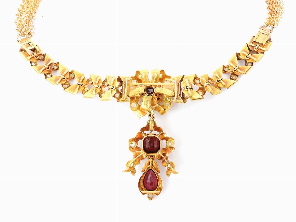 Demi Parure Collana e Orecchini Pendenti in Oro a Basso Titolo con Granati e Crisoberilli