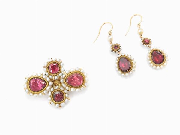 Yellow gold demi parure brooch and pendents earrings with foil backed garnets and pearls