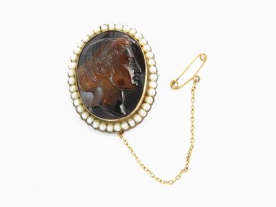 Spilla in Oro a Basso Titolo e Argento con Cameo in Agata e Perle