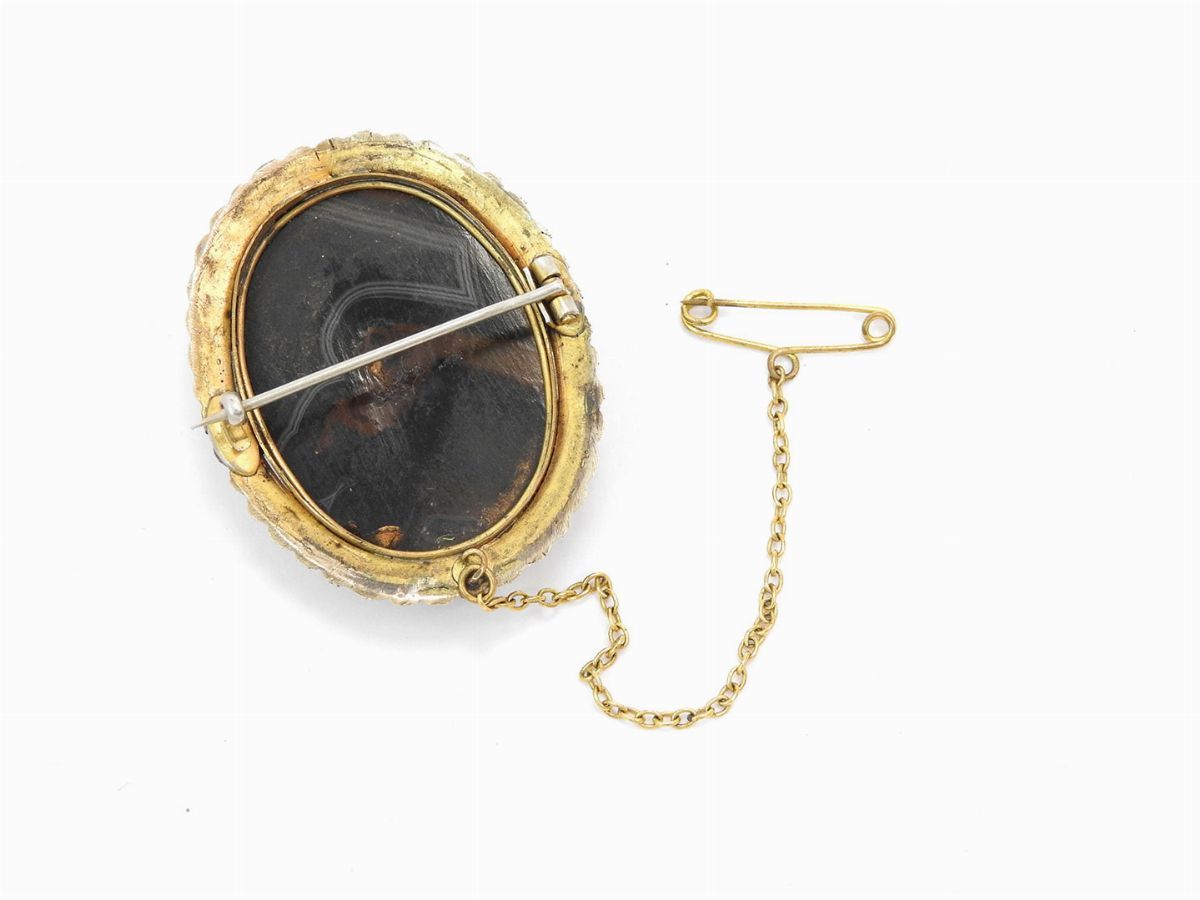 Spilla in Oro a Basso Titolo e Argento con Cameo in Agata e Perle