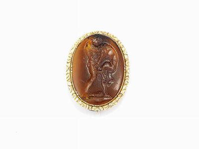 Spilla in Oro Giallo con Intaglio su Pasta Vitrea