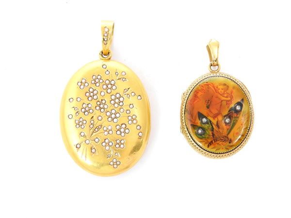 Due pendenti portaritratto in oro giallo con diamanti, smalti policromi e microperle