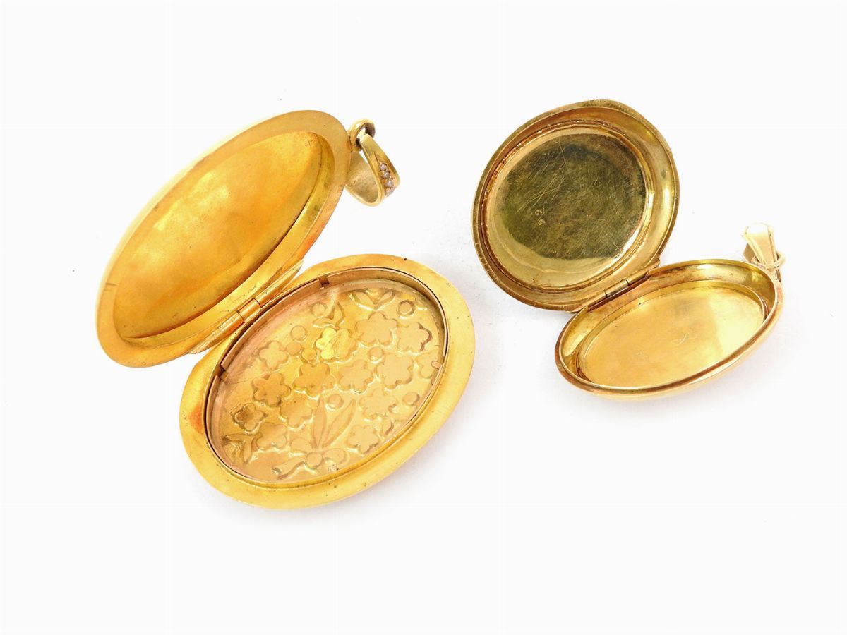 Due Pendenti Portaritratto in Oro Giallo con Diamanti, Smalti Policromi e Microperle