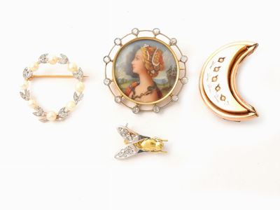 Quattro Spille in Oro Giallo e Bianco con Diamanti e Perle