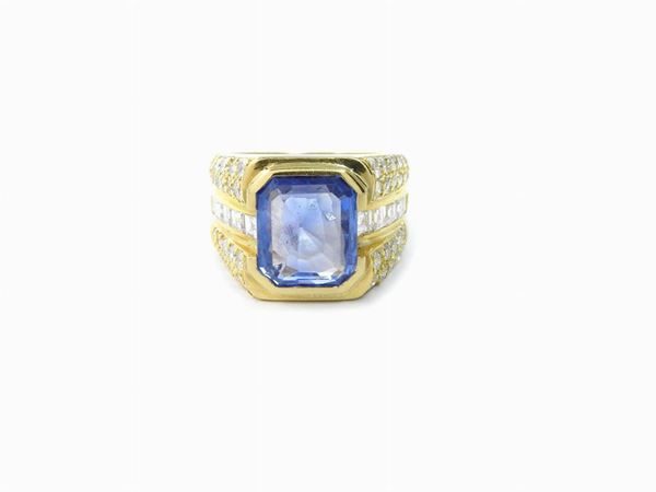Yellow gold band ring with diamonds and sapphire