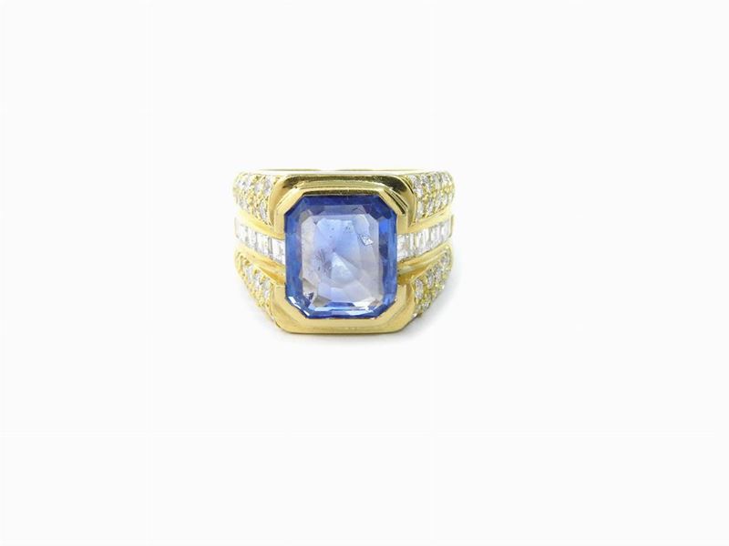 Anello a Fascia in Oro Giallo con Diamanti e Zaffiro