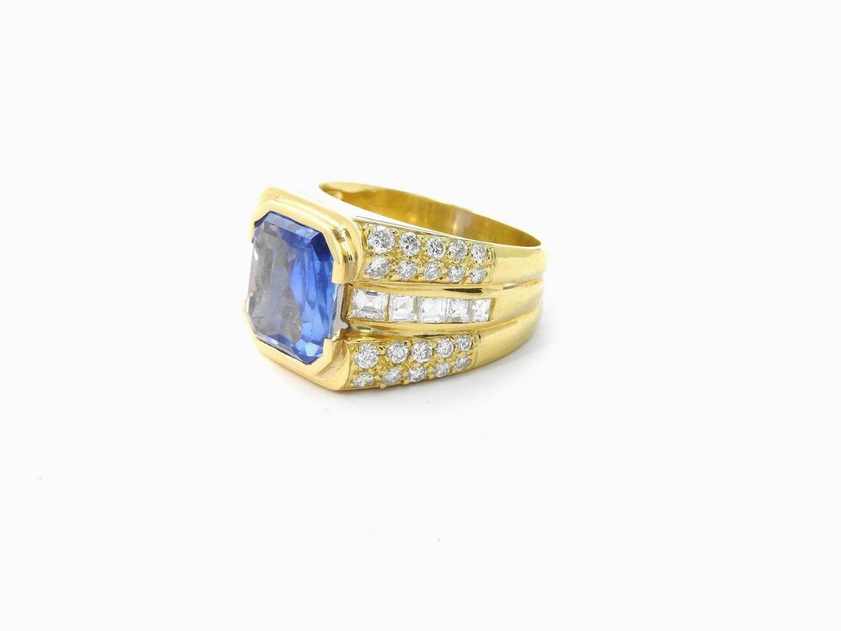 Anello a Fascia in Oro Giallo con Diamanti e Zaffiro
