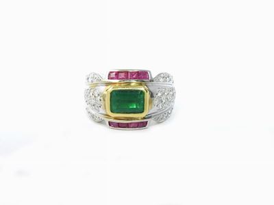 Anello a Fascia in Oro Bianco e Giallo con Diamanti, Rubini e Smeraldo