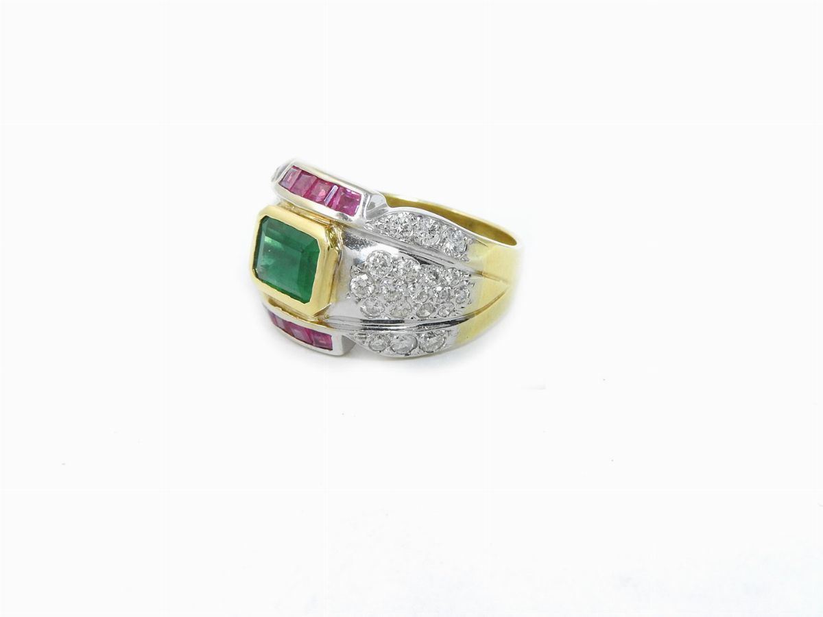 Anello a Fascia in Oro Bianco e Giallo con Diamanti, Rubini e Smeraldo