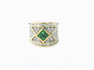 Anello a Fascia in Oro Bianco e Giallo con Diamanti e Smeraldi