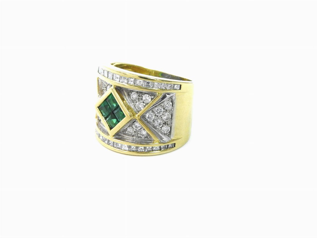 Anello a Fascia in Oro Bianco e Giallo con Diamanti e Smeraldi