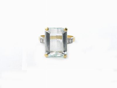 Anello in Oro Giallo con Diamanti e Acquamarina