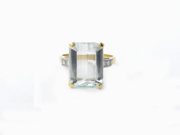 Yellow gold ring with diamonds and aquamarine