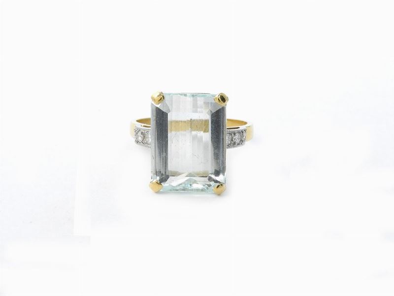 Anello in Oro Giallo con Diamanti e Acquamarina