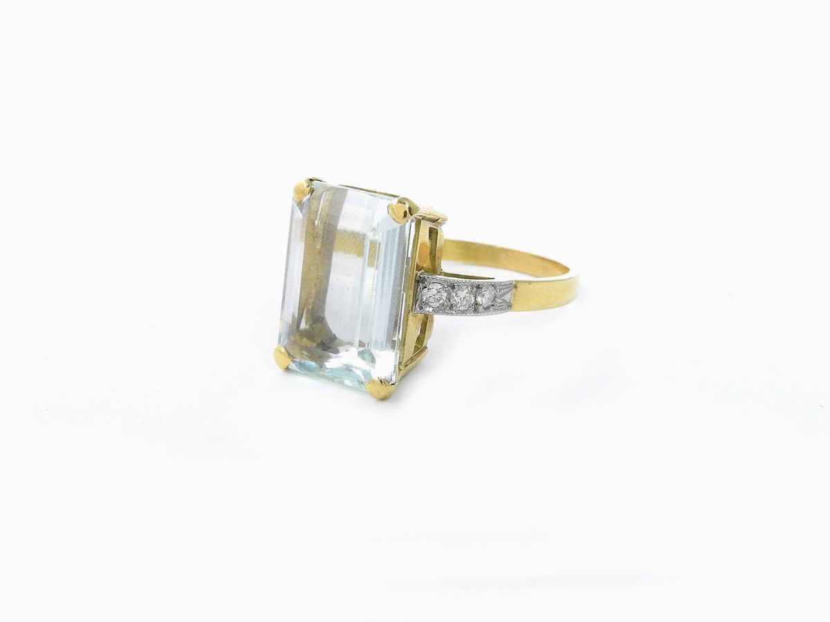 Anello in Oro Giallo con Diamanti e Acquamarina