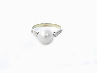 Anello in Oro Bianco con Diamanti e Perla Coltivata