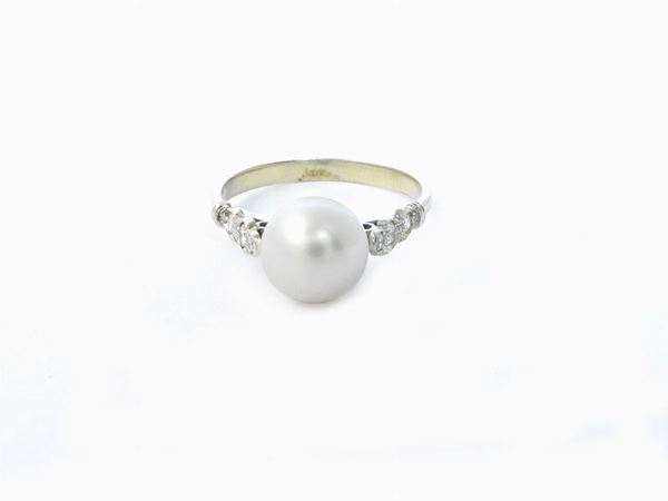 White gold ring with diamonds and cultured pearl