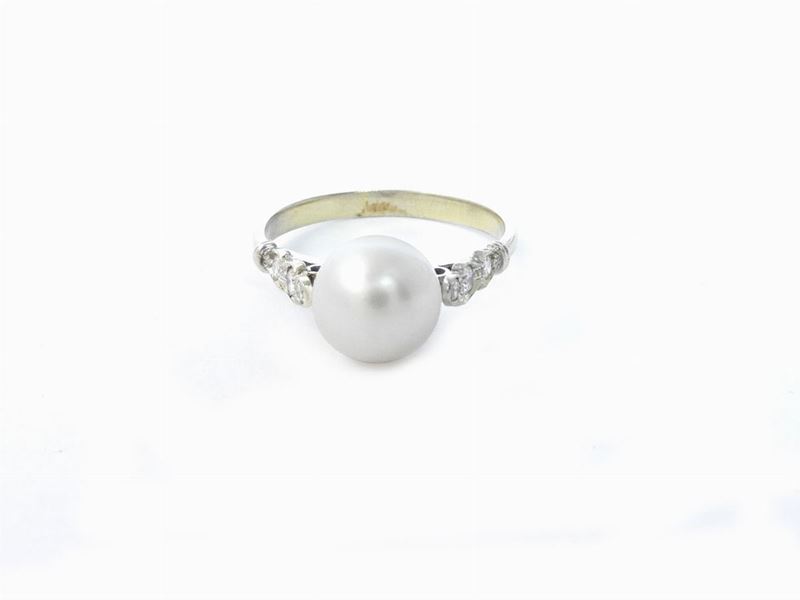 Anello in Oro Bianco con Diamanti e Perla Coltivata