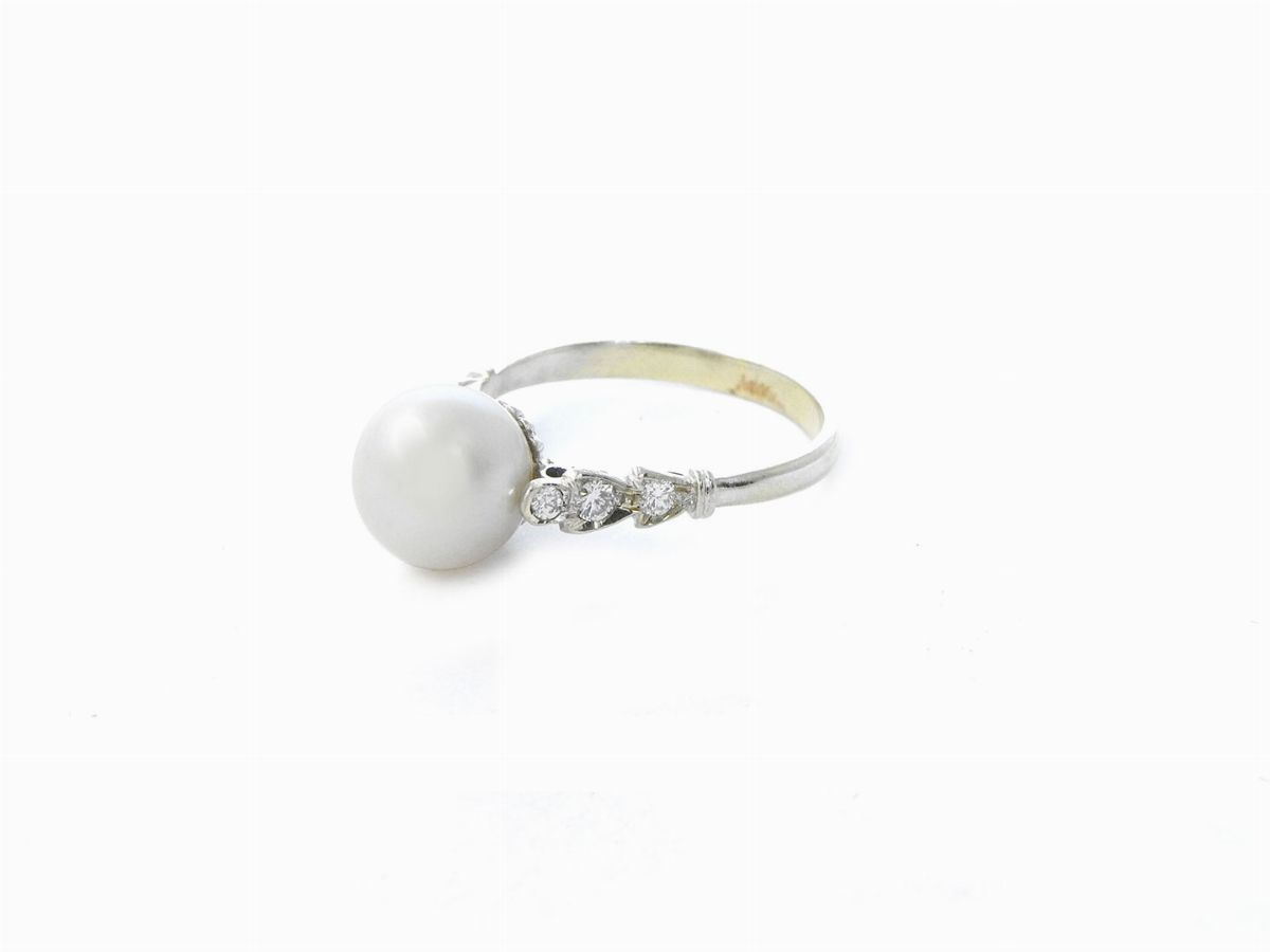 Anello in Oro Bianco con Diamanti e Perla Coltivata