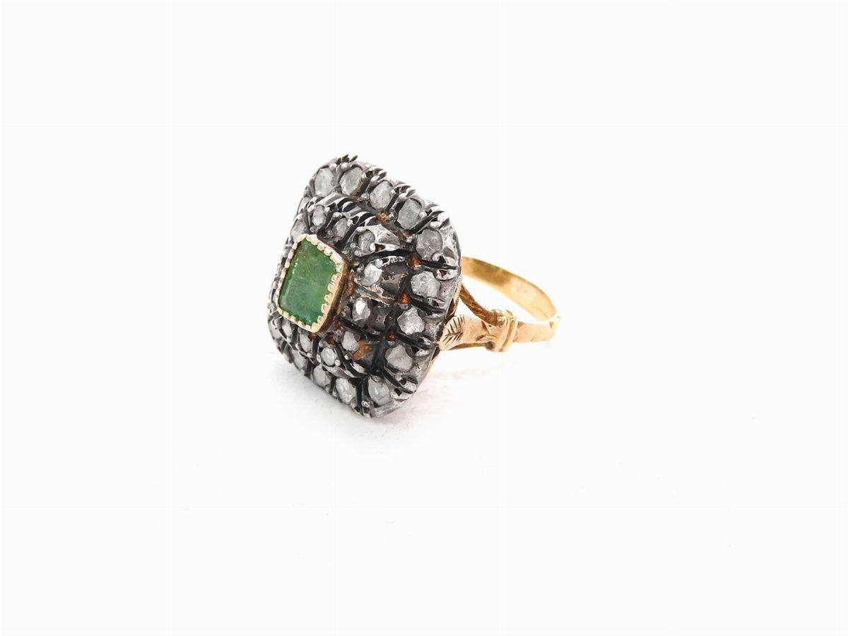 Anello in Oro Giallo e Argento con Diamanti e Smeraldo