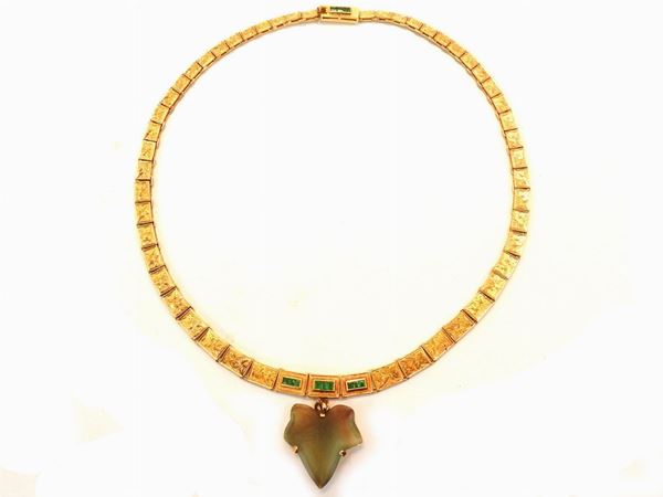 Yellow gold chocker and pendant with emeralds and glass paste