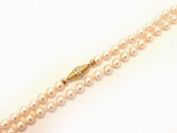 Collana di perle coltivate con fermezza in oro bianco e giallo con diamanti
