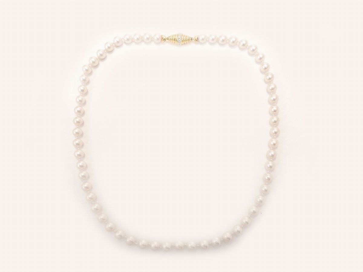 Collana di Perle Coltivate con Fermezza in Oro Bianco e Giallo con Diamanti