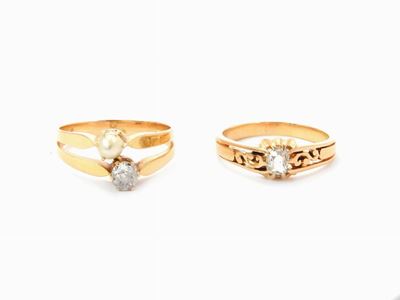 Due Anelli in Oro Giallo con Diamanti e Perla